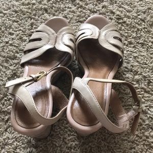 Great conditioned Clarks wedges